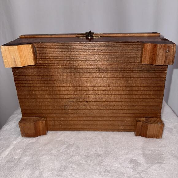 Vintage 1950s Cedar Jewelry/Keepsake Box w/ Carvings & Picture on Top Good Cond - Picture 6 of 10